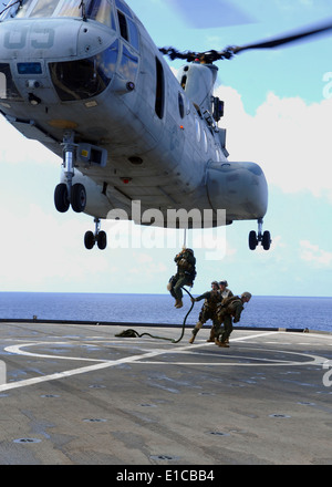 Stati Uniti Marines a partire dal trentunesimo Marine Expeditionary Unit (MEU) utilizzare una linea di sbarcare un CH-46 Mare elicottero di notte durante la visita Bo Foto Stock