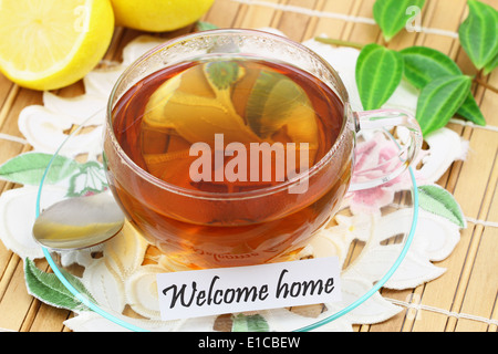 Benvenuti a casa carta con la tazza di tè Foto Stock