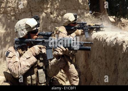 Stati Uniti Marine Corps Sgt. Ryan Pettit, sinistra e Cpl. Matthew Miller, sia con il secondo battaglione, 8° Reggimento Marine (rinforzato), f Foto Stock