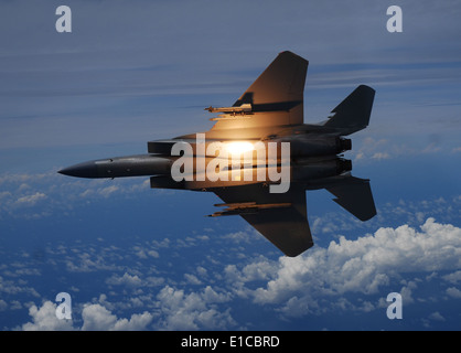 Un U.S. Air Force F-15C Eagle aeromobile dal 44th Fighter Squadron fuori di Kadena Air Base, Giappone, rilascia una svasatura su Okina Foto Stock