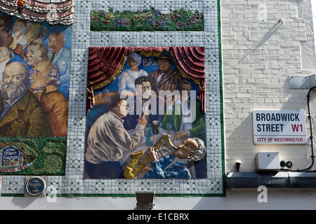 Lo spirito di Soho murale in corrispondenza della giunzione di Carnaby Street e Broadwick Street, Londra, Inghilterra, Regno Unito. Foto Stock