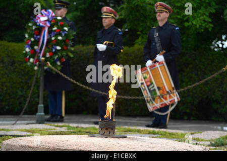 US Army Guardia d'onore si erge a attenzione durante una ghirlanda recante cerimonia al Presidente John F. Kennedy è grave per l anniversario della sua nascita al Cimitero Nazionale di Arlington, Maggio 29, 2014 in Arlington, Virginia. Foto Stock