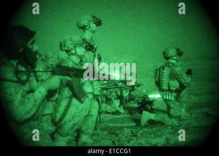 Stati Uniti I soldati con la quarta brigata Team di combattimento, XXV divisione di fanteria e l esercito nazionale afghano soldati fissano la loro zona di atterraggio Foto Stock