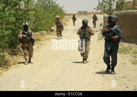 Polizia nazionale afgana ufficiali condurre una pattuglia con U.S. Marines nella provincia di Helmand in Afghanistan il Agosto 3, 2009. Il Mar Foto Stock