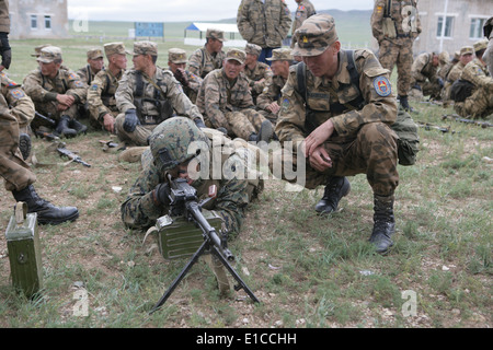 Un soldato mongolo insegna U.S. Marines circa un RPK mitragliatrice a cinque colline Area Formazione in Mongolia 14 agosto 2009, durante Foto Stock