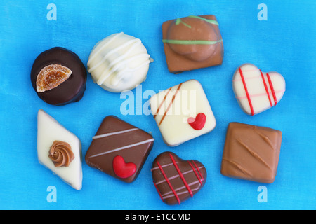 Selezione di cioccolatini su sfondo blu Foto Stock