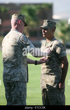 Stati Uniti Marine Corps Lance Cpl. Richard Weinmaster, con 2 ° Battaglione, 7° Reggimento Marine, riceve la traversa di marina medaglia da Ma Foto Stock