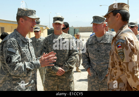 Stati Uniti Esercito gen. Stanley McChrystal, sinistra, colloqui con un soldato ceca, destro, durante la sua visita di trasmettere una base operativa gambo, una Foto Stock