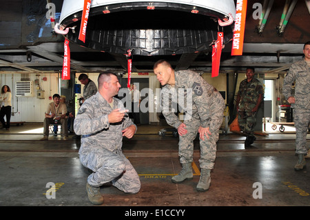 Stati Uniti Air Force Tech. Sgt. Michael Claus, del quinto spazio squadrone di lancio a Patrick Air Force Base Fla., mostra Chief Master S Foto Stock