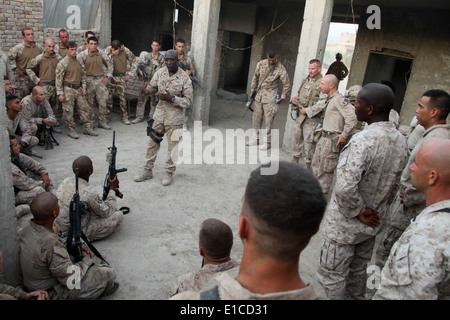 Sgt. Il Mag. del Marine Corps Carlton Kent parla di U.S. Marines con 1° Battaglione, quinto reggimento Marine a Patrol Base Jaker, Foto Stock