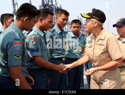 Stati Uniti Navy Adm posteriore. Nora Tyson, il comandante del gruppo di logistica Pacifico Occidentale, presenta i marinai indonesiani con il comando coin Foto Stock