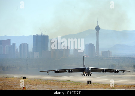 A B-52H Stratofortress aeromobile dal 2° Ala bomba fuori Barksdale Air Force Base, La., decolla da Nellis Air Force Ba Foto Stock