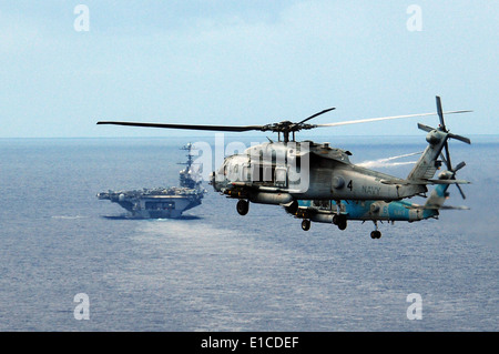 Due Stati Uniti Navy HH-60H Seahawk elicotteri, armati di AGM-114 Hellfire missili, volare in formazione per un'esercitazione a fuoco su Oki Foto Stock