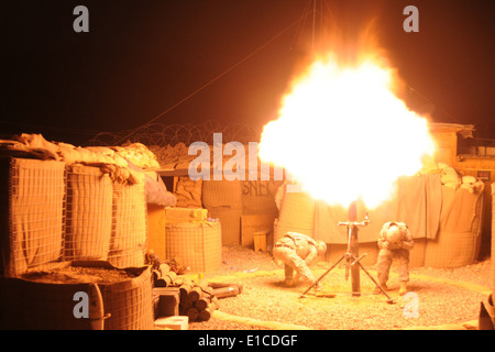 Stati Uniti Esercito Spcs. Patrick Wilson, sinistra e Evaristo Garcia fire a 120 mm ad alto esplosivo round di mortaio durante un coordinato di illumi Foto Stock