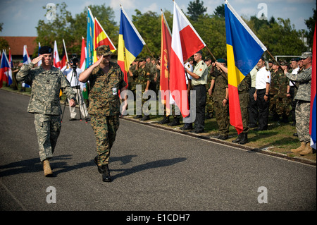Stati Uniti Esercito Col. Michael V. Schleicher, a sinistra la difesa attaccare? Funzionario per la Bosnia ed Erzegovina e esercito bosniaco Brig. Gen. Foto Stock
