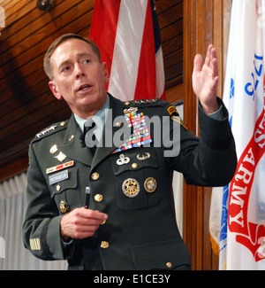 Stati Uniti Esercito gen. David H. Petraeus, il comandante degli STATI UNITI Comando centrale, spiega come la sua leadership strategia funziona durante il Foto Stock