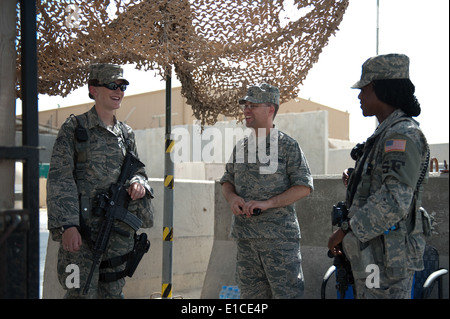 Stati Uniti Air Force Capt. Contrassegnare Juchter, al centro di un cappellano con la 379 Aria ala Expeditionary, visite con Senior Airman Danielle Foto Stock