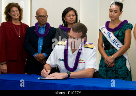 090928-N-6674H-008 PEARL HARBOR, Hawaii (sett. 28, 2009)… Adm posteriore. Dixon R. Smith, comandante della regione marina delle Hawaii e la virgola Foto Stock