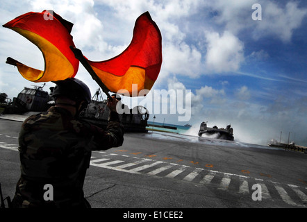 Stati Uniti Navy Boatswain Mate 3° di classe Edgar Nicholson, assegnato a Assault Craft unità 5, imbarcato a bordo del dock anfibio landi Foto Stock