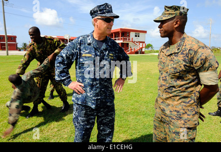 Stati Uniti Navy Capt. Michael Jacobsen, il capo di stato maggiore degli STATI UNITI Forze Navali Comando meridionale e il capo di stato maggiore degli STATI UNITI Quarto Fl Foto Stock