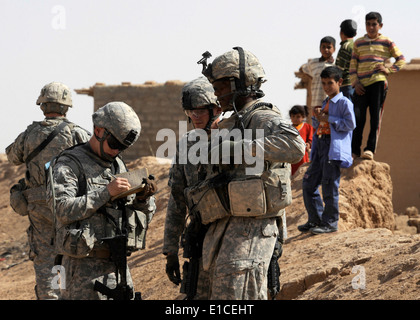 Stati Uniti Esercito 1Lt. Brandon Thomas, diritto, relè coordinate per 1Lt. Kyle Davis durante la conduzione di una valutazione del sito per il re Foto Stock