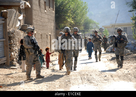 Stati Uniti I soldati di condurre una pattuglia smontato in un villaggio vicino a inoltrare una base operativa benedizione, Afghanistan, Ottobre 19, 2009. Il modo Foto Stock