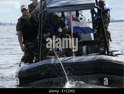 Stati Uniti Navy Master-at-Arms 1a classe Troy Pepito, a sinistra un'Africa Partnership Stazione (AP) istruttore, osserva la Sierra Leone nav Foto Stock