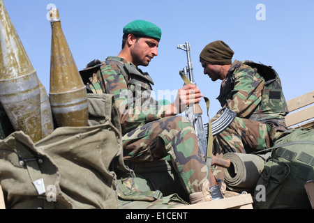 L Esercito nazionale afgano preparare i soldati di discostarsi in avanti una base operativa a bordo di aerei, Afghanistan, Ottobre 21, 2009, per un giunto missio Foto Stock