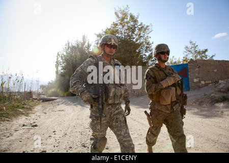 Stati Uniti Esercito Lt. Col. Kimo Gallahue e Marine Corps Lt. Col. Paolo Brickley condurre un pattugliamento comune nella provincia di Wardak di Afgha Foto Stock