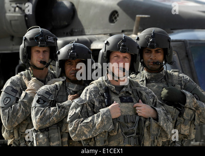 Stati Uniti Army Chief Warrant Officer Phillip Sinclair, centro, Chief Warrant Officer Kevin spalle e SEM. Jamie Aldridge e Ar Foto Stock