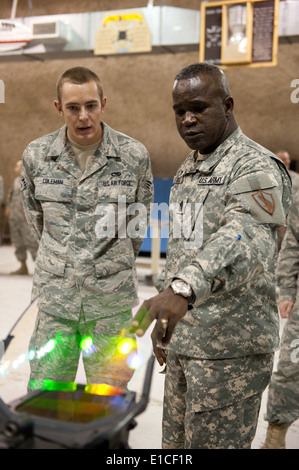 Stati Uniti Air Force Senior Airman Shea Coleman, sinistra, dal 379 Manutenzione Expeditionary Squadron, mostra U.S. Comando Esercito Sgt Foto Stock