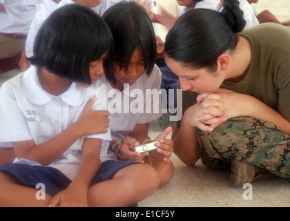 Stati Uniti Marine Corps Lance Cpl. Giulia Antonelli, assegnato all'undicesimo Marine Expeditionary Unit (MEU), ha intrapreso il anfibi Foto Stock