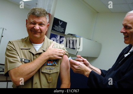 Master Chief Sottufficiali della Marina Rick West riceve l'H1N1 la vaccinazione al Pentagono nov. 9, 2009. (DoD foto in massa Foto Stock