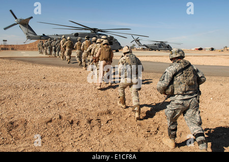 I soldati del primo esercito iracheno e DEGLI STATI UNITI I soldati del secondo battaglione, 504th Parachute Reggimento di Fanteria, 1° Brigata combattere Te Foto Stock