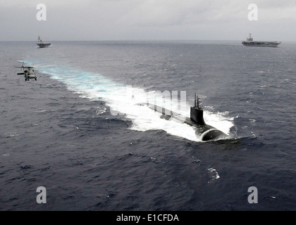 Il gatto artico-class attack submarine USS Connecticut (SSN 22) transita l'Oceano Pacifico nov. 17, 2009, come un HH-60H Seahawk heli Foto Stock