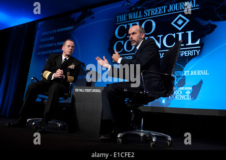 Stati Uniti Navy Adm. Mike Mullen, presidente del Comune di capi di Stato Maggiore, è intervistato da Jerry Seib, executive editor di Washington fo Foto Stock