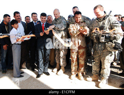 Da destra, U.S. Esercito Capt. James Covington, esercito iracheno Col. Hajar, il comandante del primo battaglione, quinta brigata, 2° esercito iracheno Foto Stock