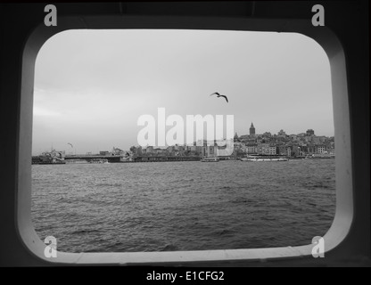 Il Bosforo attraverso la finestra di traghetto ,Istanbul, Turchia Foto Stock