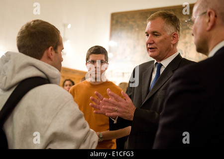 Il vice Segretario della Difesa William J. Lynn III parla con Kevin Sholette, sinistra, un secondo anno di studente di giurisprudenza, e gli altri studenti Foto Stock