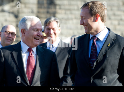 Il Segretario della Difesa Robert M. Gates, sinistra e ministro canadese della difesa nazionale Peter MacKay tour Cittadella di Halifax in Nova Foto Stock