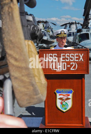 Stati Uniti Navy Capt. Donald Schmieley, commodore, squadrone anfibio undici (PHIBRON-11), parla ai membri dell'Australian media Foto Stock