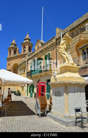 Statua di St Andrew in piazza di Marsaxlokk, Marsaxlokk, Sud distretto orientale, Malta Xlokk Regione, Repubblica di Malta Foto Stock
