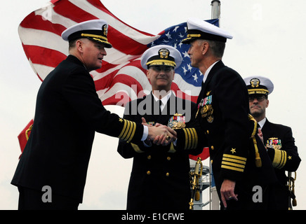 Stati Uniti Navy Capt. Rudy Lupton, diritto permanente, allevia Capt. Thom W. Burke, sinistra, come comandante della USS Blue Ridge (LCC 1 Foto Stock