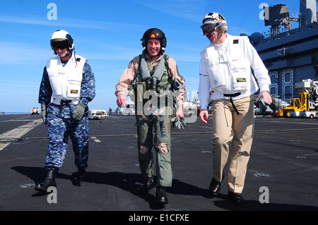 Da sinistra, U.S. Navy Capt. David Kiehl, il capo del personale di Carrier Strike gruppo 11, Esercito gen. David H. Petraeus, il comando Foto Stock