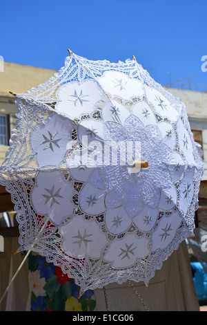 Ombrello in pizzo nel mercato di Marsaxlokk, Marsaxlokk, Sud distretto orientale, Malta Xlokk Regione, Repubblica di Malta Foto Stock