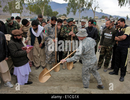 Stati Uniti Esercito Lt. Col. Frederick O'Donnell scava durante il terreno di rottura di una cerimonia di Ghulam Mohammad complessi sportivi come Afgha Foto Stock