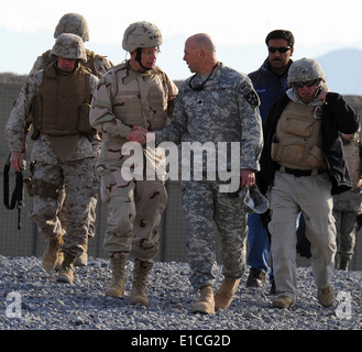 Stati Uniti Esercito Lt. Col. Jonathan Neumann, secondo da destra, il comandante del primo battaglione, diciassettesimo Reggimento di Fanteria, saluta il presidente Foto Stock