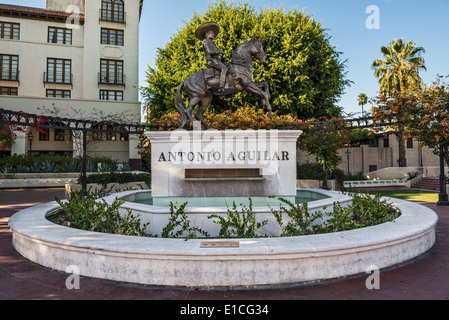 Statua celebra Don Antonio Aguilar nel centro cittadino di Los Angeles. Foto Stock