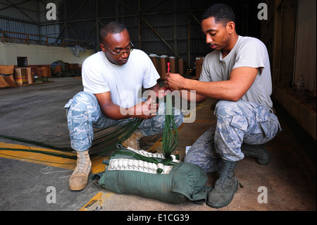 Stati Uniti Air Force Tech. Sgt. Michael Glover e Senior Airman Anguilla Peterkin, sia dal 374 disponibilità logistica Squadron?s Com Foto Stock