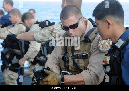 Stati Uniti Velisti assegnati alla visita, scheda, ricerca e sequestro del team USS Chosin (CG 65) e U.S. Costa Guardie di marittimo S Foto Stock